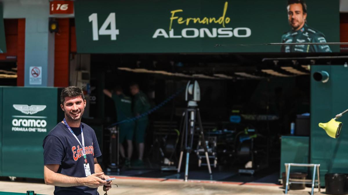 Jorge Peiró, frente al box de Aston Martin y Fernando Alonso