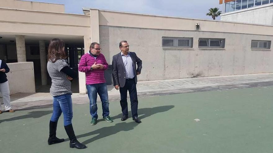 El alcalde, durante una pasada visita al colegio de Son Caliu.