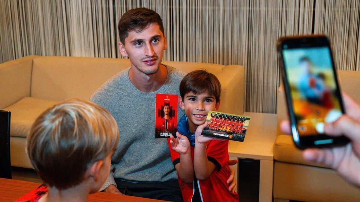 Kumbulla, junto a un joven seguidor del Mallorca en la penya de Sóller.