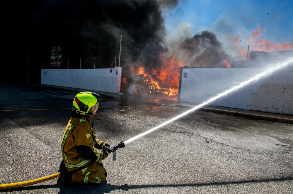 Incendio en el polígono de Carrrús en Elche