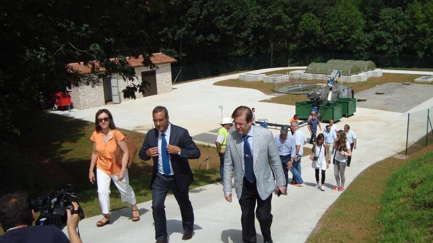 El consejero, en el centro, durante la visita a la depuradora de Benia.