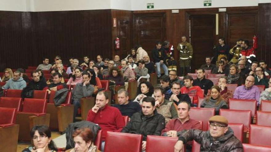 Policías, bomberos y personal de las áreas de Cultura y Cementerios celebraron una asamblea en el edificio sindical.  // Iñaki Osorio