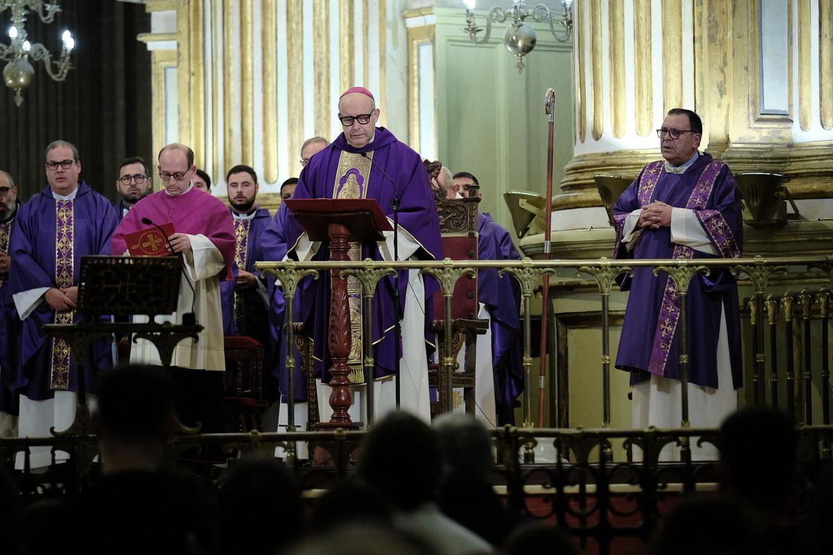 El obispo de Málaga, José Antonio Satué, ha recordado a todas las víctimas del accidente ferroviario de Adamuz (Córdoba) durante una misa que se ha celebrado este domingo en la Catedral Basílica de la Encarnación