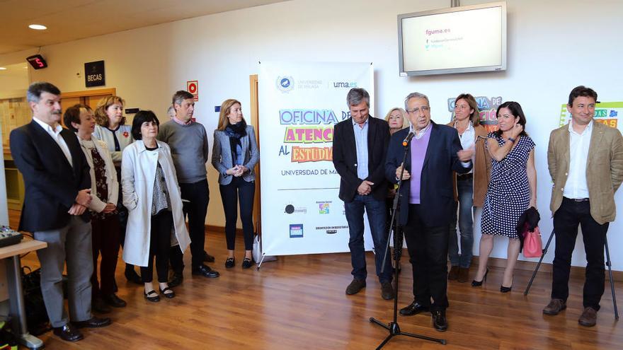 El rector de la Universidad de Málaga, José Ángel Narváez, inauguró ayer en el Aulario Rosa de Gálvez la nueva Oficina de Atención al Estudiante de la UMA (OAE), un nuevo espacio en el Campus de Teatinos que nace con el objetivo de convertirse en el punto de referencia para la orientación, atención y promoción de los servicios que la UMA ofrece al alumnado. Narváez agradeció «al vicerrector de Estudiantes, José Francisco Murillo, y a todo el personal dedicado», la puesta en marcha de la nueva oficina, «un proyecto que ha sido posible porque ha habido personas comprometidas y volcadas en el proyecto, personas entregadas a un objetivo primordial de la universidad, que es la atención al estudiante». El rector aprovechó el acto para presentar el cartel de las XIV Jornadas de Puertas Abiertas de la Universidad de Málaga, que se celebrarán del 18 al 20 de abril en el Complejo Deportivo Universitario.