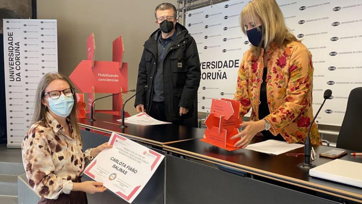 Carlota Fiaño Salinas posa con el galardón. |   // UNIVERSIDAD DE A CORUÑA