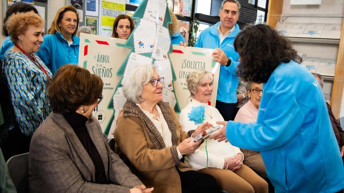 Entrega de regalos a personas mayores