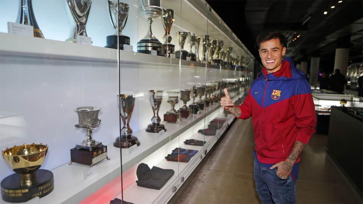 Coutinho junto a las vitrinas del Museo del Barça a las que espera aportar más trofeos a partir de ahora