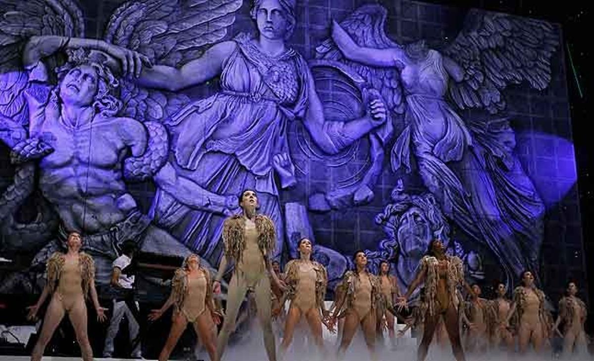 Ballarins a l’escena, al començament de l’espectacle del músic nord-americà Kayne West, durant l’últim concert del Festival de Música i Art de la vall de Coachella, a Indio, Califòrnia (EUA).