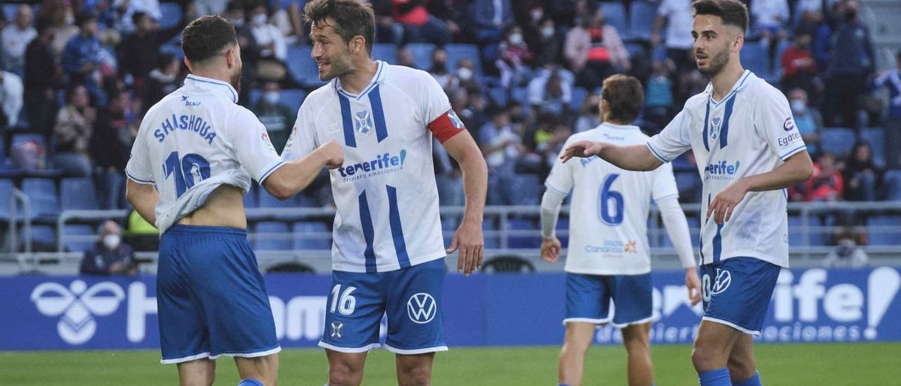 Aitor Sanz intercambia pareceres con Shashoua ante la mirada de Andrés Martín.