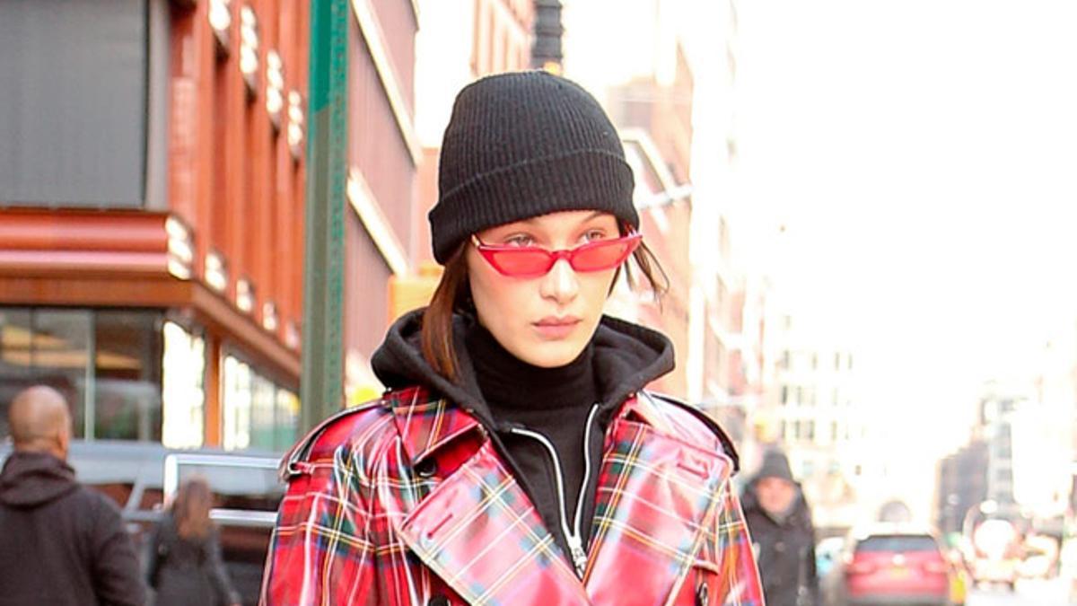 Look de Bella Hadid con gabardina-chubasquero de Burberry