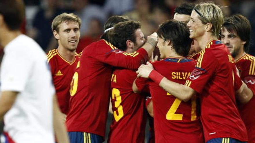 Los jugadores de la selección celebran el gol de Cazorla.