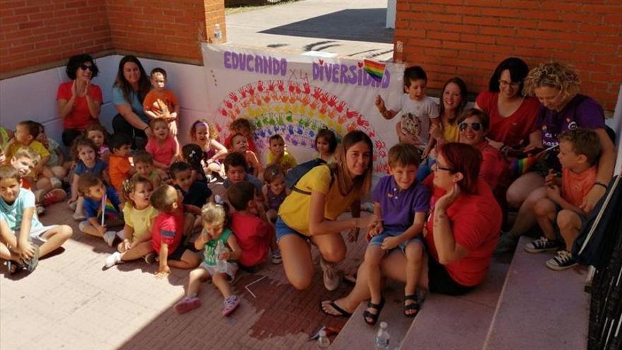 Los niños asisten a una marcha por la igualdad