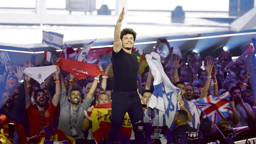 El intérprete español Miki, al término de su actuación en el festival de Eurovisión. // Efe