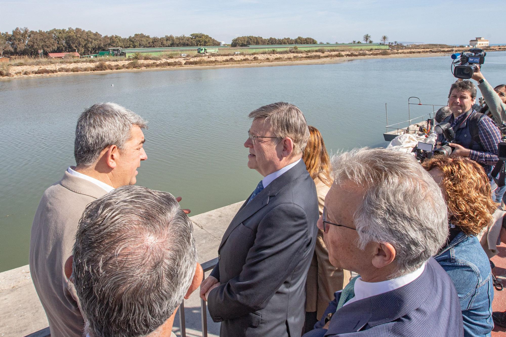 Visita de Ximo Puig a la desembocadura del Segura en Guardamar para anunciar los proyectos contra inundaciones