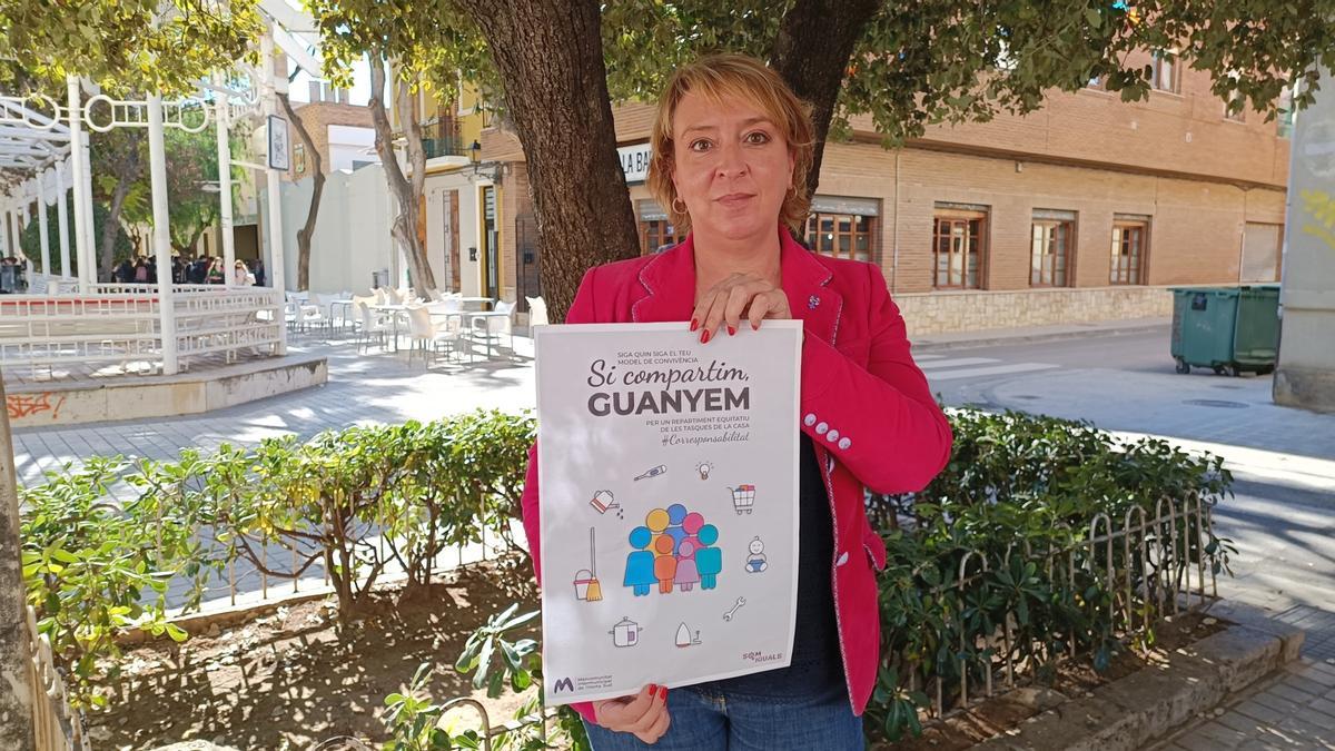 La presidenta de la Mancomunitat de l’Horta Sud, Eva Sanz, con el cartel de la campaña del 8M.