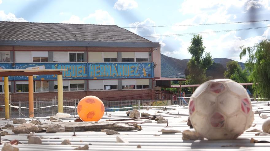 La renovación de los patios de los colegios de Elda comienza por el Miguel Hernández