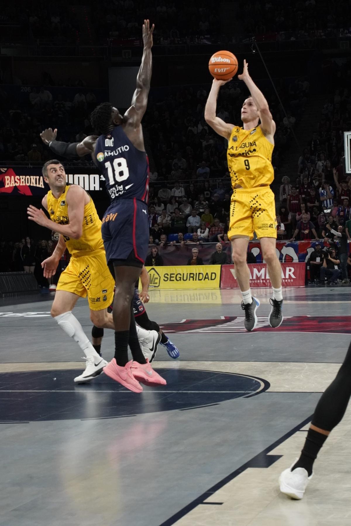 Marcelinho lanza un triple en el duelo frente al Baskonia.