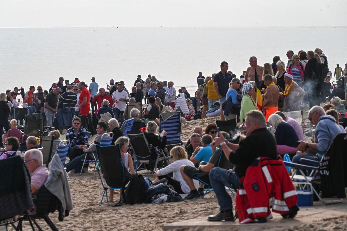 Cientos de personas celebran el Año Nuevo en la playa de La Marina disfrutando del buen tiempo