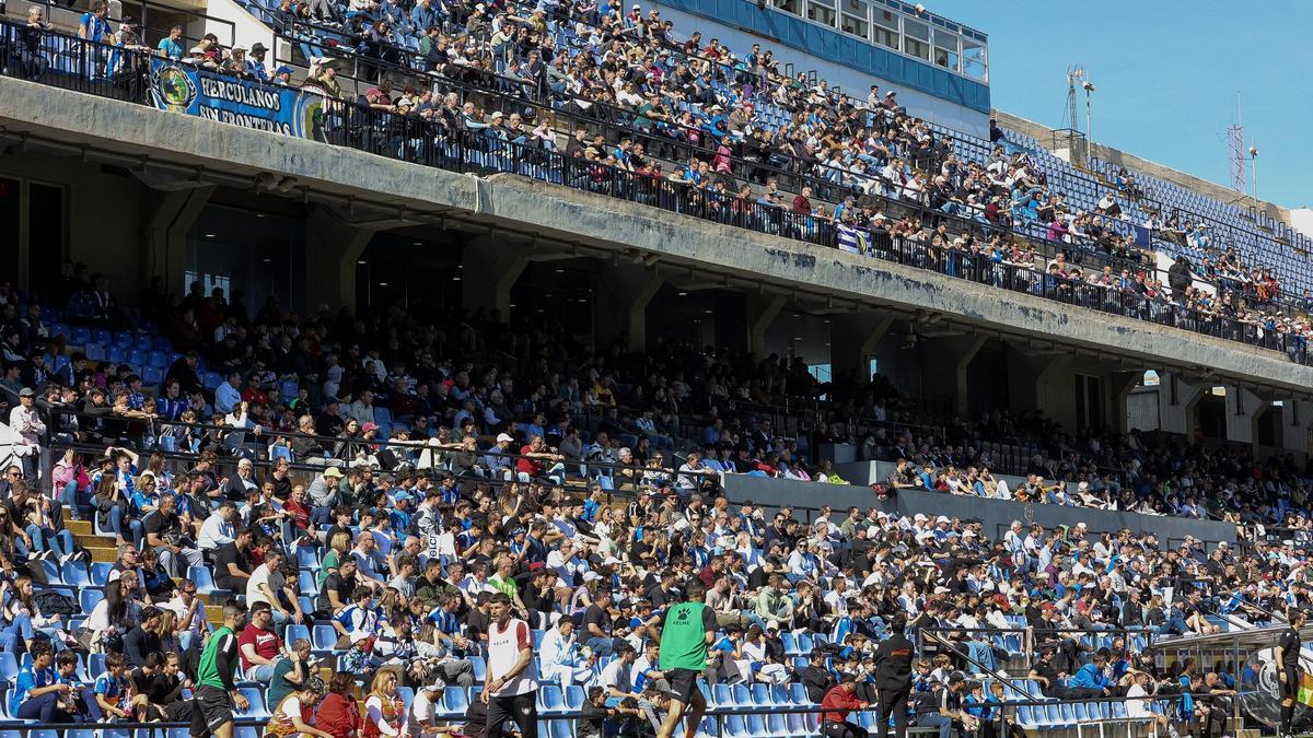 Aspecto que presentaba una de las gradas del Rico Pérez el pasado domingo.