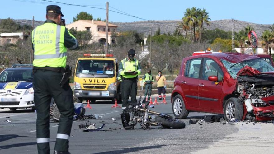 Una chica de 22 años, herida grave al estrellarse la moto en la que iba &quot;de paquete&quot; contra un coche en Teulada