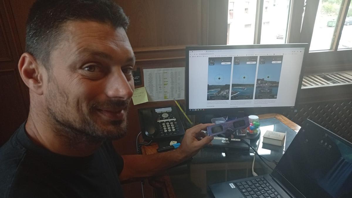 Ismael González muestra la página web donde el Ayuntamiento ofrece informaión de ayuda y se pueden hacer reservas de aparcamiento y camas.