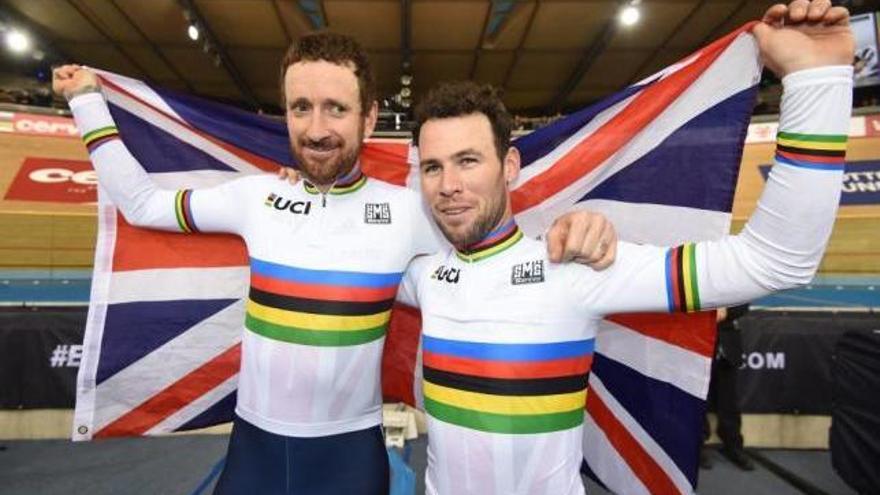 Bradley Wiggins y Mark Cavendish celebrando su título mundial.