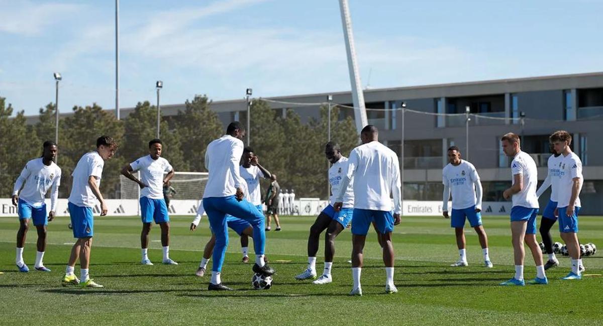 Los jugadores del Real Madrid se ejercitan en Valdebebas este lunes.