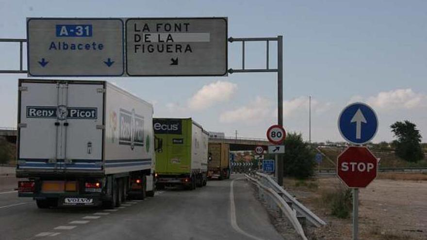 Varios camiones circulan por la autovía antes de atravesar Fuente la Higuera