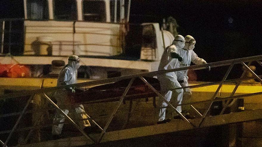 Traslado de los migrantes fallecidos al puerto tinerfeño de Los Cristianos el pasado 28 de abril.