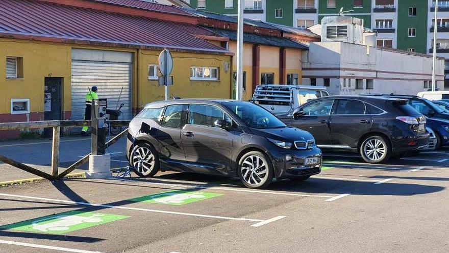 Un vehículo eléctrico se recarga en uno de los puntos habilitados en el parking de Oñón.