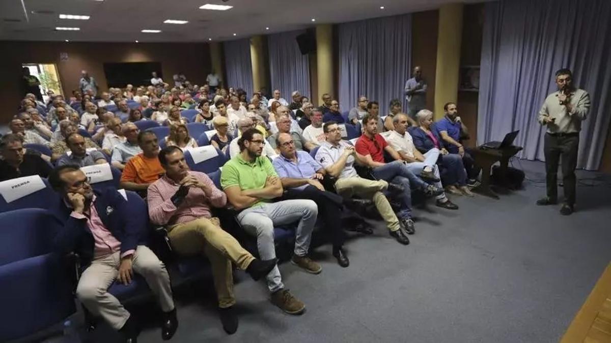 Fotos archivo de la audiencia en Sagunt sobre el tren de IP.