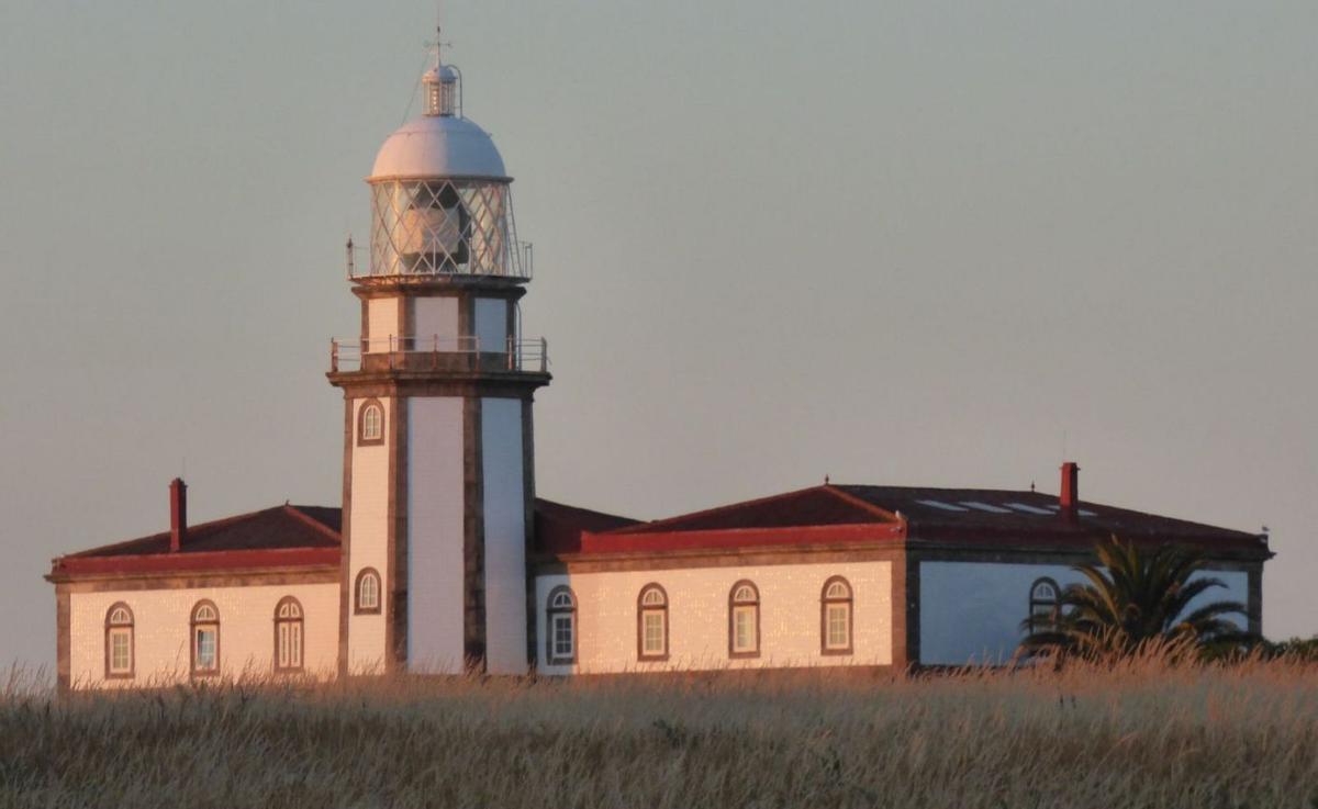 El faro de la isla de Ons, que los colectivos sociales y culturales piden musealizar.