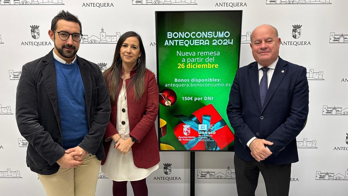 El presidente de la Asociación del Comercio e Industria de Antequera (ACIA), Jorge del Pino,  la teniente de alcalde Ana Cebrián y el alcalde antequerano, Manolo Barón