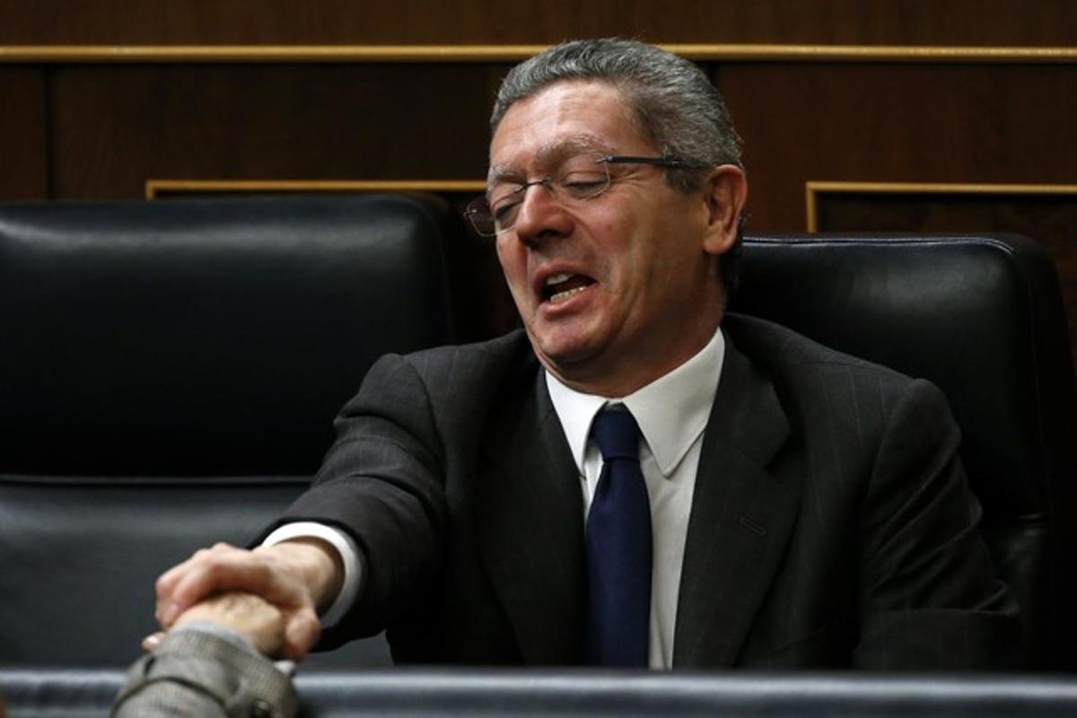 Alberto Ruiz-Gallardón és felicitat després de la votació que va rebutjar la retirada de la reforma de la llei de l’avortament, dimarts.