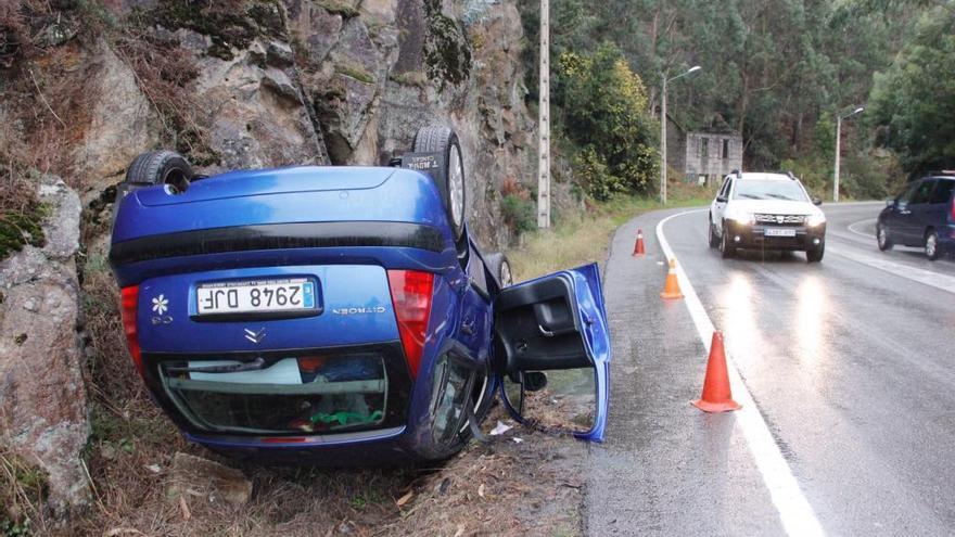 Una vecina de Cangas, herida al volcar su coche en Domaio