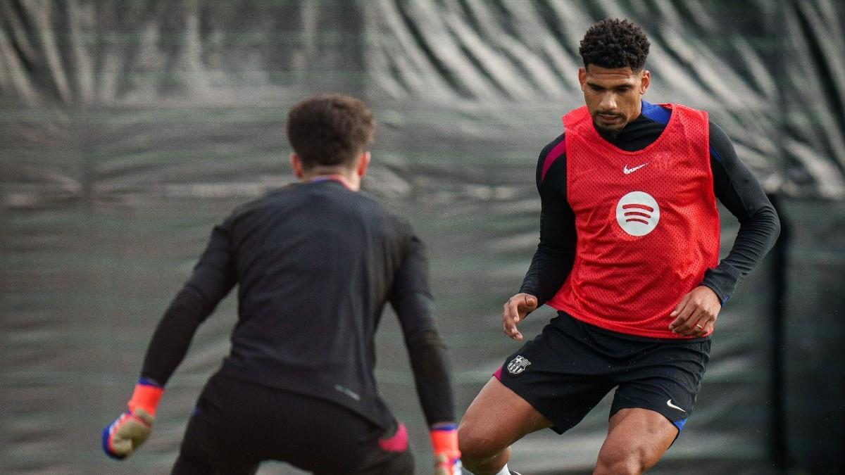Araujo, en el último entrenamiento del Barça de este domingo