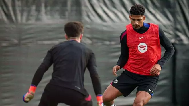 Araujo, tampoco ante el Betis