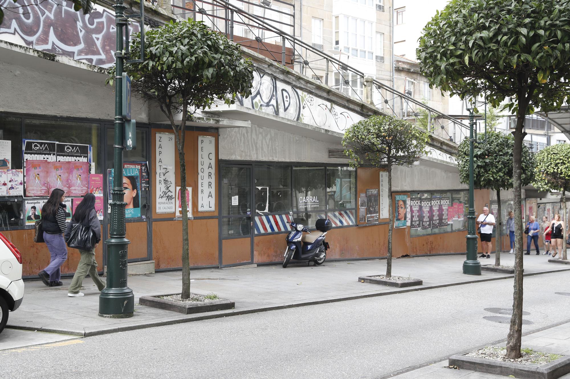 Vista de los locales comerciales de Carral bajo la rúa Laxe