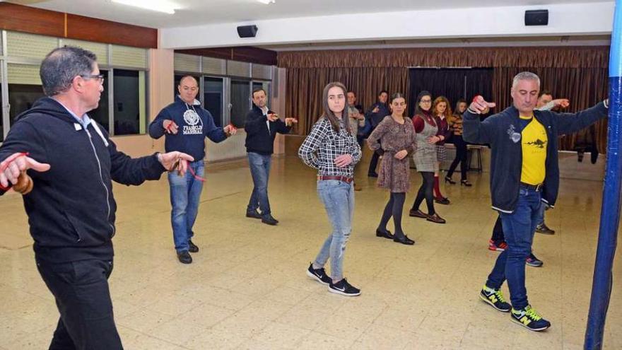 El grupo realizando el último ensayo ayer en el colegio de Aldán. // Gonzalo Núñez