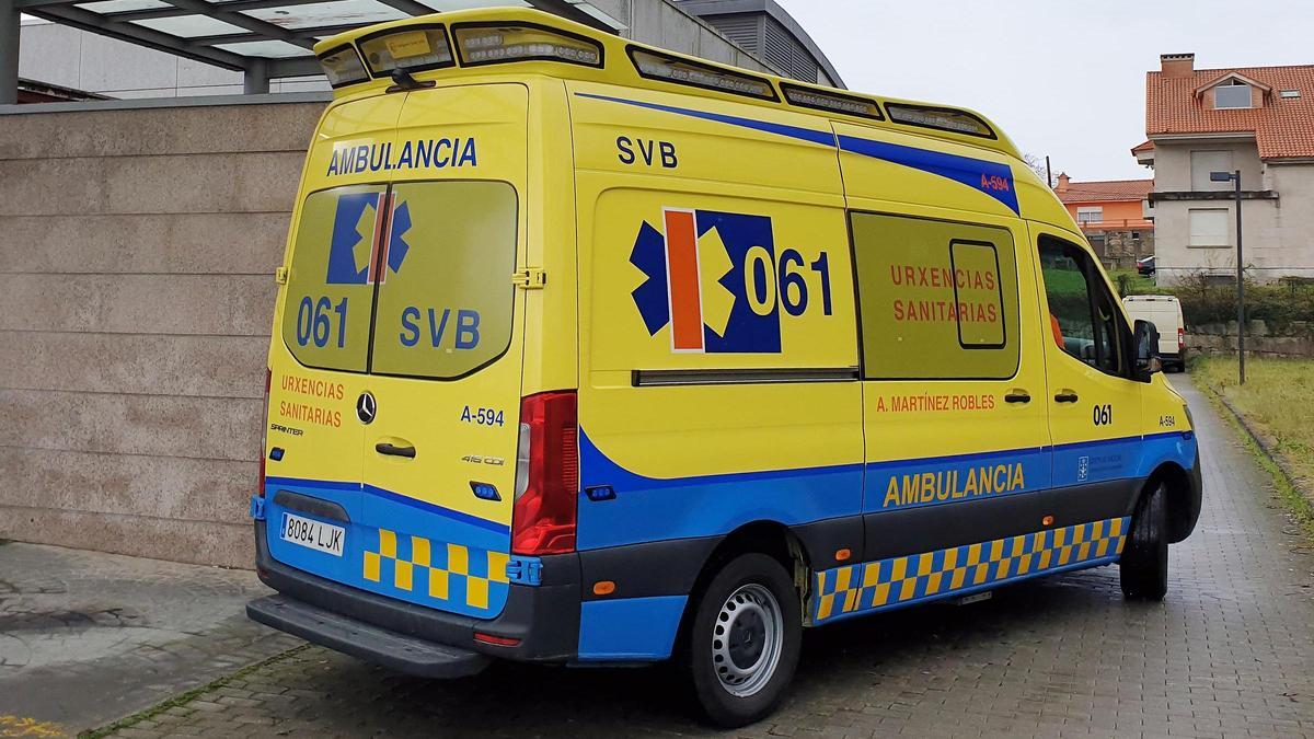 Trasladan al hospital a un hombre tras sufrir un accidente con un tractor en Oia