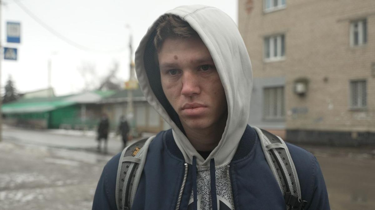 Nikita Kozak, de 19 años, en una calle de Kostiantinivka.