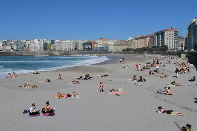 La subida de temperaturas anima a los coruñeses a ir a la playa