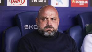 Manolo González, rostro serio en Cornellà-El Prat