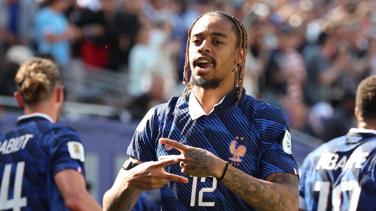 Bradley Barcola de Francia celebra un gol ante Senegal