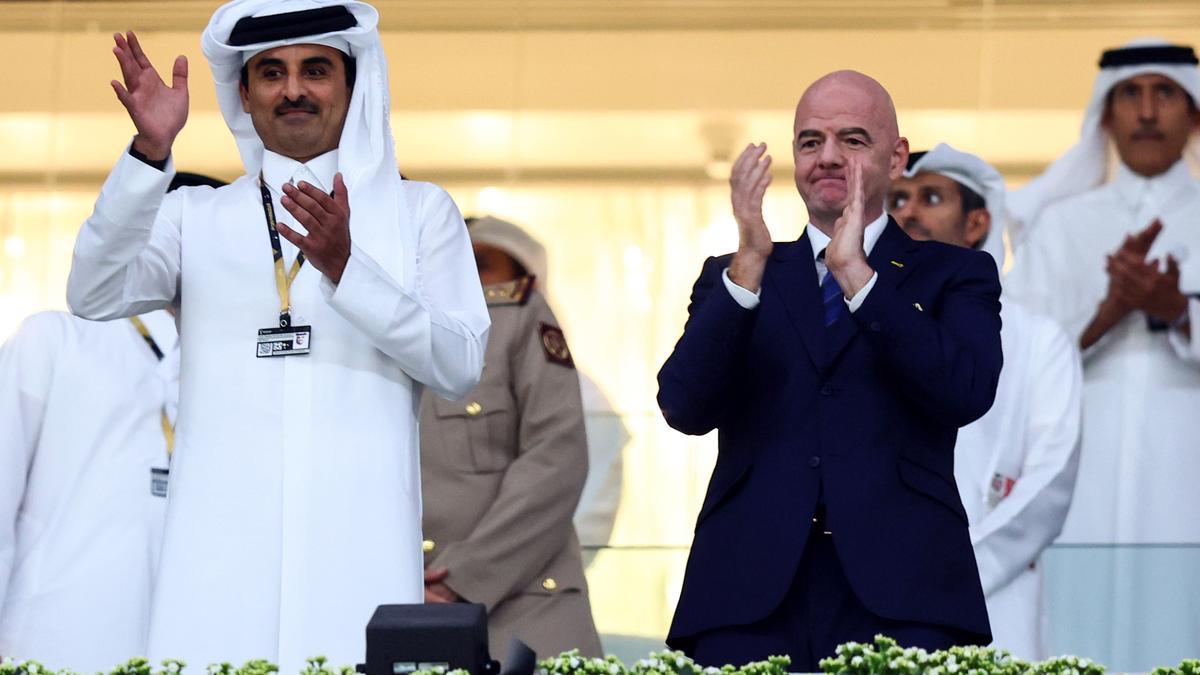 El emir de Qatar,  Tamim bin Hamad al Thani, y el presidente de la FIFA, Gianni Infantino