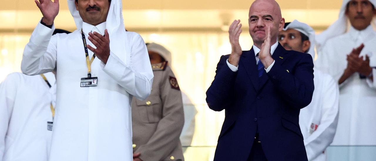 El emir de Qatar,  Tamim bin Hamad al Thani, y el presidente de la FIFA, Gianni Infantino