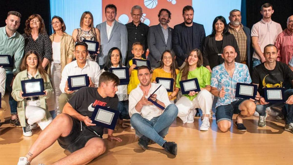 Deportistas premiados, invitados al acto y autoridades, en la imagen final de la gala. | AMADEO PÉREZ