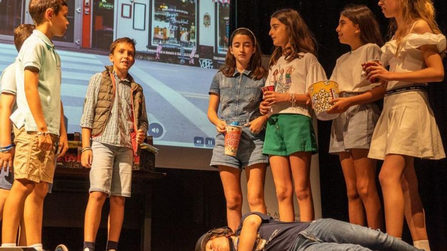 Jóvenes interpretan diferentes roles en una simulación de accidente. | AYTO. CARTAGENA