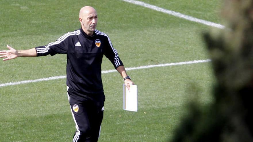 Ayestaran trabaja sobre el césped con todos los titulares