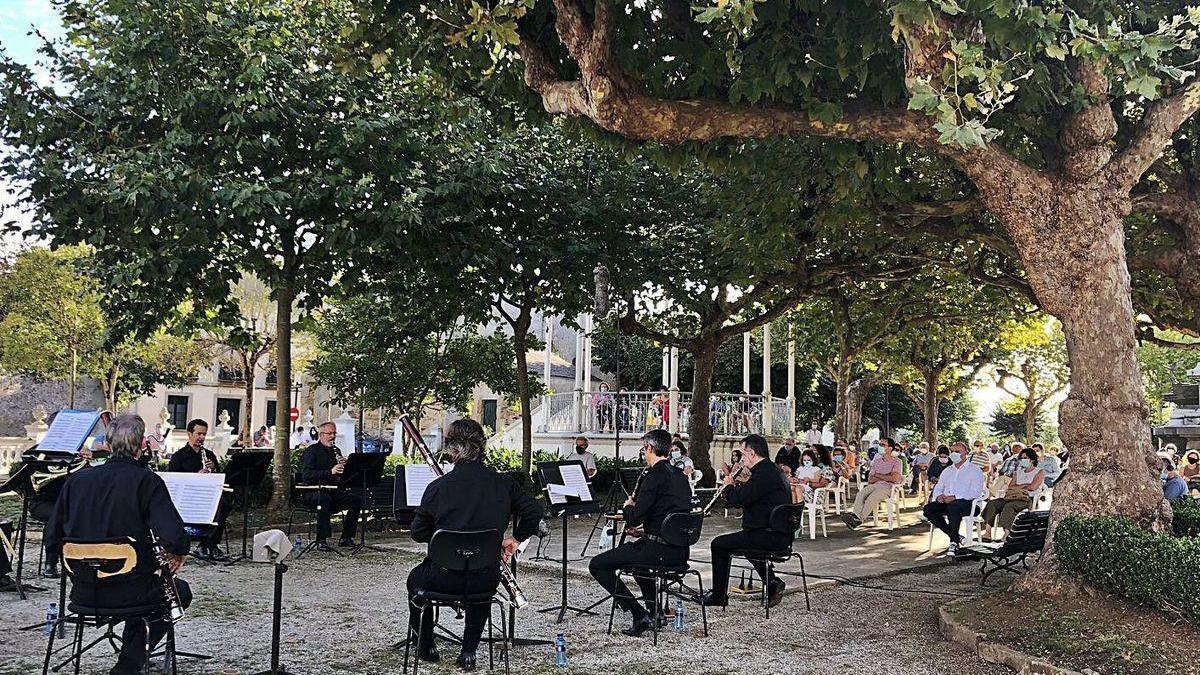 La OSPA llena el parque Vicente Loriente de Castropol